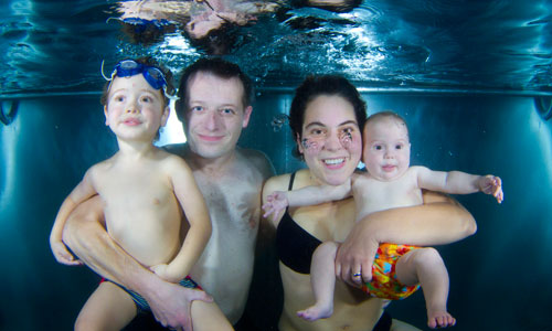 Familie beim Babyschwimmen