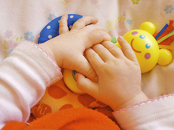 Babyhände mit Spielzeug