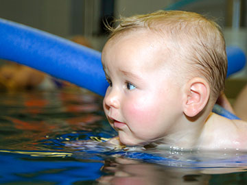 Kleinkind im Wasser