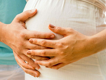 Schwangerenbauch mit Händen