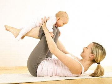 Mutter mit Kind beim Yoga